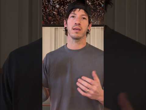 Josh Dun Accepts TØP's iHeartRadio Award #twentyonepilots #breach #music #shorts #joshdun