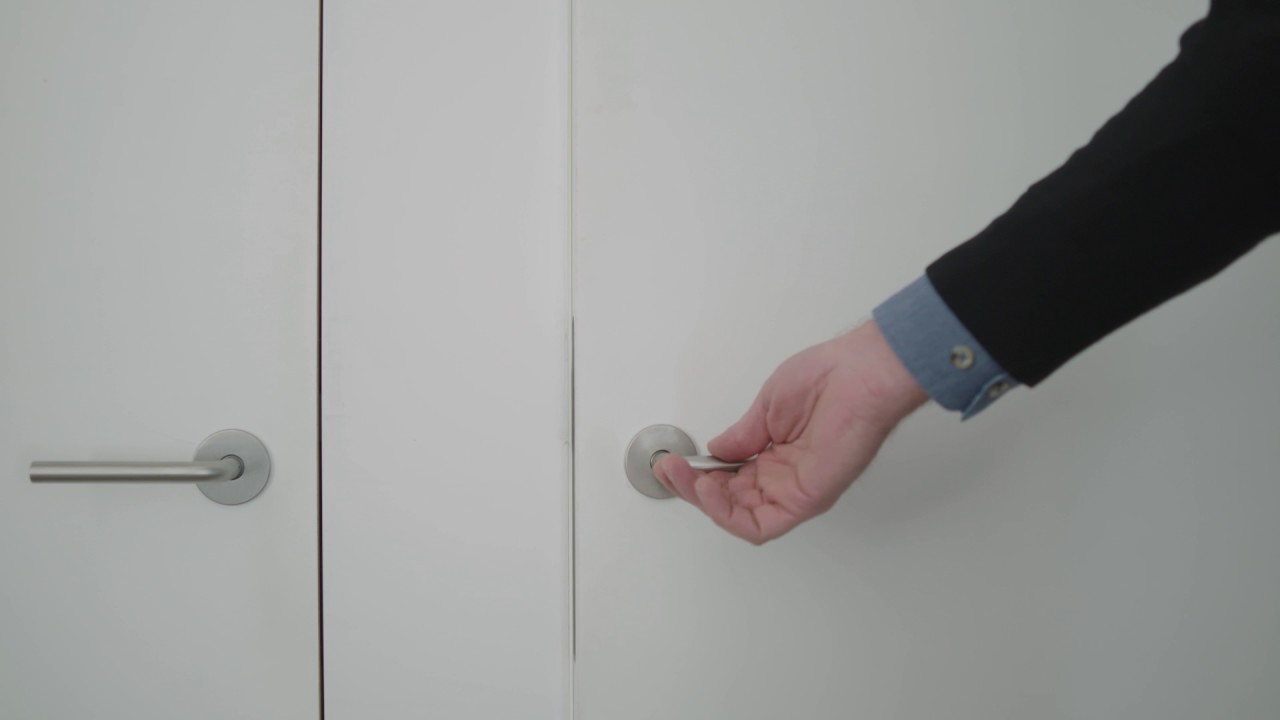 STRAK VLAKWANDIG DEURSYSTEEM MET VERBORGEN BESLAG
