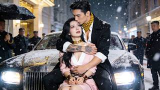 ¡Pobre chica de 18 besada por un hombre cruel de 50! Su hijo CEO la salva y la encierra con amor!