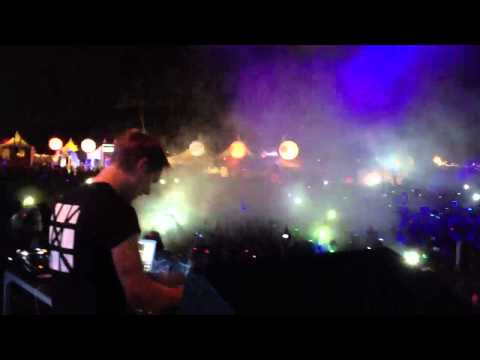 ZoukOut 2011 - Armin van Buuren - Intro w/ Avicii & Chuckie