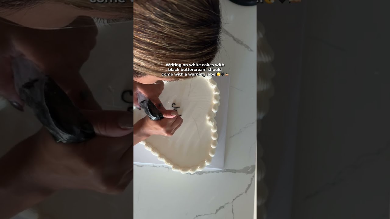 This is the moment every cake decorator prays their hand doesn't shake😮‍💨🫰🏽 #wrtingoncake #blackpink