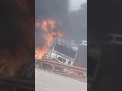 Incêndio após colisão entre caminhões interdita Rodovia Fernão Dias em Minas