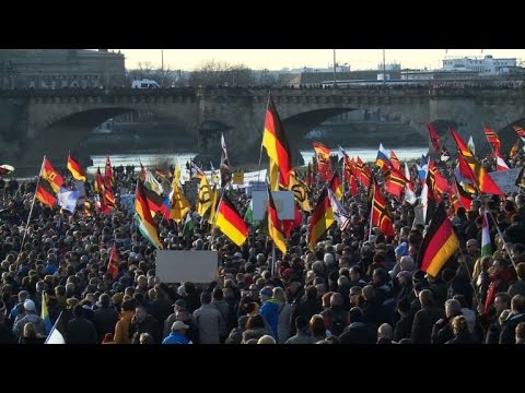 Pegida-Anhänger und Gegner in Dresden auf der Straße