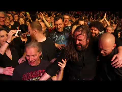 Damian Wilson stage dive to the ground @carré