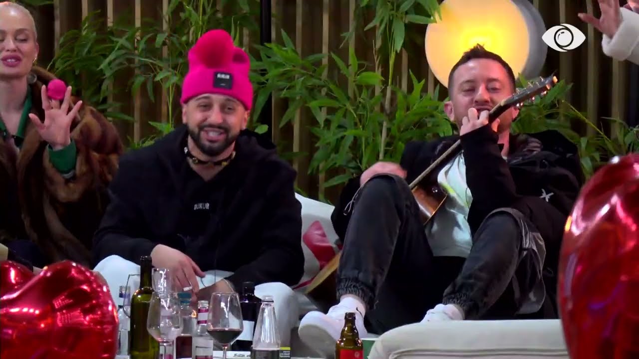 Një Shën Valentin plotë ngjyra dhe dashuri në shtëpi, banorët këndojnë nën ritmet e kitarës