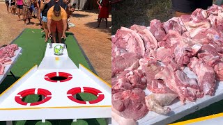 TABULEIRO DA BOLA: Acerte o Buraco para Ganhar Carne de Porco!