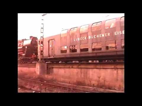 Doppelstockwagen der LBE mit Dampflok BR 52 in  Hamburg