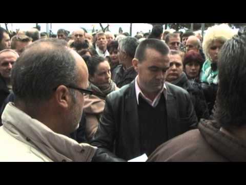 Biznesi "merr" Bashkinë, tregtarët përleshen me policinë: Na rriti taksat