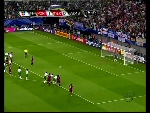 Simao Sabrosa anota el segundo gol de Portugal contra Mexico desde el punto penal