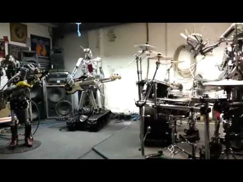 UNBELIEVABLE - Robots playing Rock music Métal !!