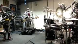 UNBELIEVABLE - Robots playing Rock music Métal !!