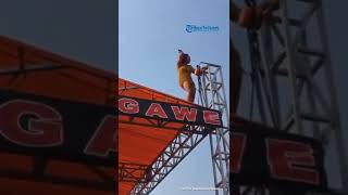 Download lagu Biduan Dangdut Heboh Naik Atap Panggung #shorts #videoviral #videounik #videodangdut mp3