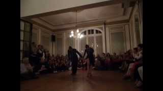Jimena Hoeffner y Fernando Carrasco bailan en la Milonga Solidaria JugarxJugar