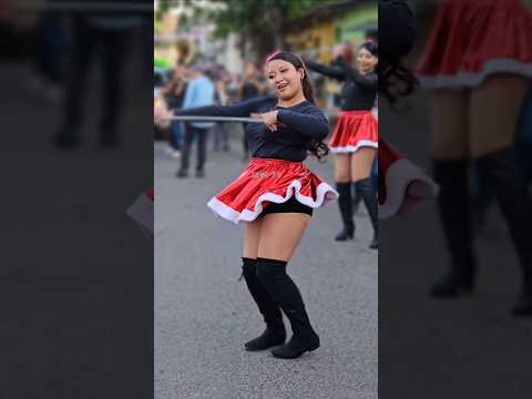 Bella cachiporrista salvadoreña en San Julian #desfiles #bandasdepaz #sonsonate #bailarina #belleza