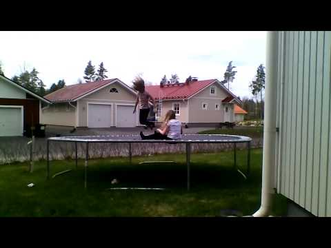 hoppar på studsmattan