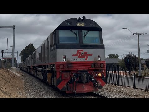 SCT freight: 5MP9 passing Dudley Park station with CSR014, CSR015, CF4433 & CSR010