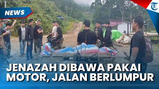Viral! Jenazah Terpaksa Diangkut Pakai Motor Gegara Jalan Berlumpur di Sanggau Kalbar