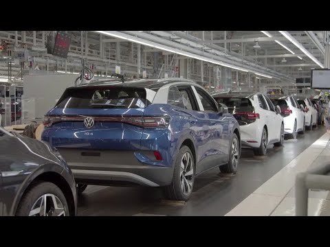 汽車廠商在芯片爭奪戰中輸給了大科技。 (Carmakers lose out to Big Tech in battle for chips)