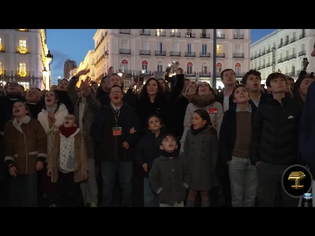 Actuación musical de Hakuna Group Music desde el balcón de la Real Casa de Correos en Madrid