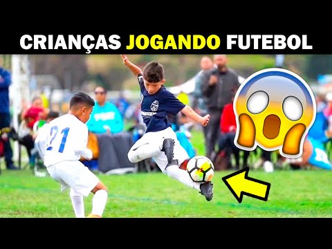 Crianças talentosas Jogando Futebol - Gols e Dribles
