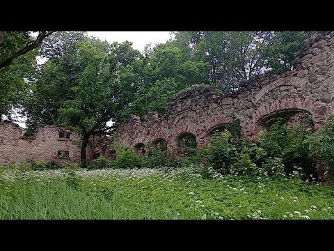 Развалины замкового комплекса поместья Марциена.The ruins of the castle complex of the Marcien manor
