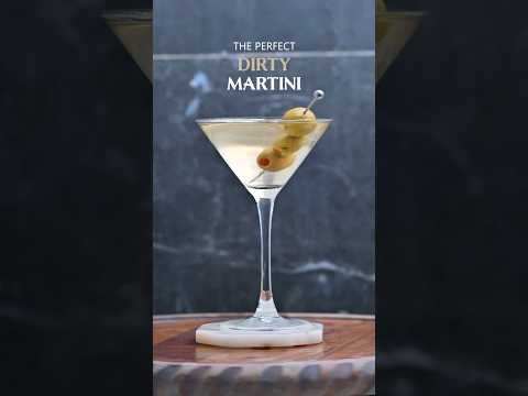 The perfect Dirty Martini 🍸#cocktail time #martini #dirtymartini #cocktail