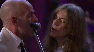 R.E.M., Patti Smith perform