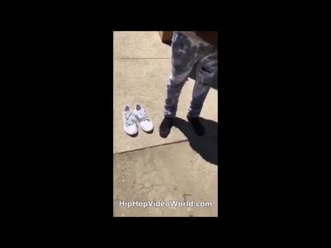 Kanye West "Ain't gonna happen" 😂😂 Does not want to get his white Yeezys dirty!