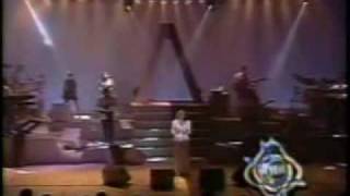 monica naranjo llorando bajo la lluvia concierto telehit