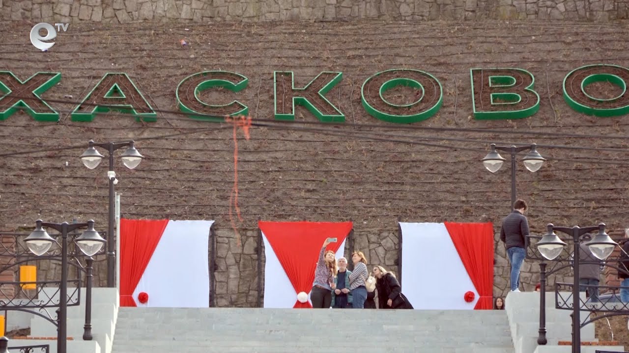 Гигантска 6-метрова мартеница украси подхода към монумента на "Св. Богородица" в Хасково