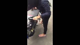 Download lagu Skill Joki Iva Amelia - Pembalap Joki Cantik Asal Jember (Hebat sekali cara bawa motornya) mp3