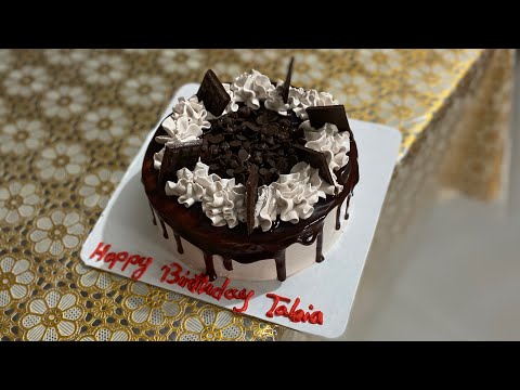 Chocolate cake decoration with chocolate toppers and chocolate chips 🤗