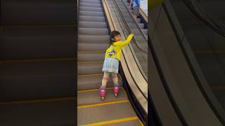 Download lagu Perlu latihan sebelum naik eskalator pakai sepatu roda, jd jangan ditiru yaa 😍 #inlineskate mp3