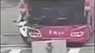 遊覽車超車與騎士擦撞，R.I.P