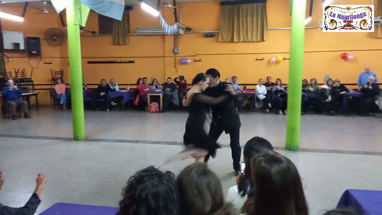 Bailan Aldana Silveyra y Diego Ortega ,con los amigo Vals