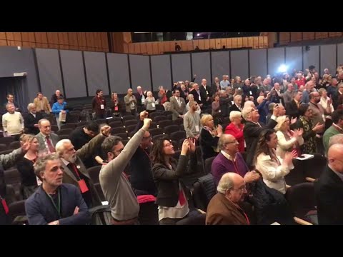 Tutti in piedi e pugni chiusi: il congresso Mdp canta l'Internazionale