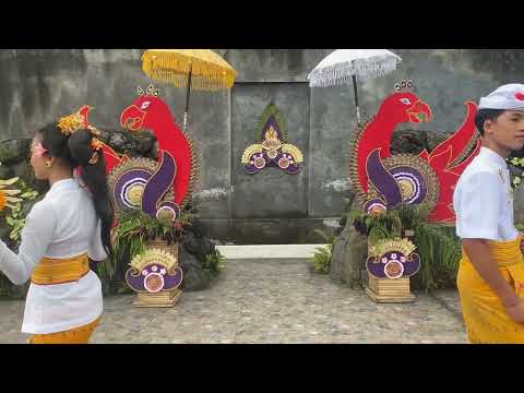 Peserta Lomba Busana Adat Ke Pura I Gede Doni dan Ni Luh Putu Eni Karyati