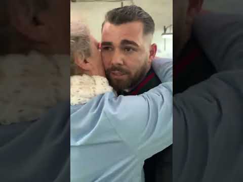 Surpriza më e bukur 🥰 Kur djali mbas 8 vitesh kthehet ne vendlindje për të surprizuar nënë😢 Emocione