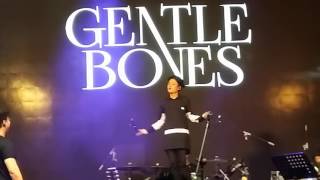 Gentle Bones sang “Geniuses &amp; Thieves”.