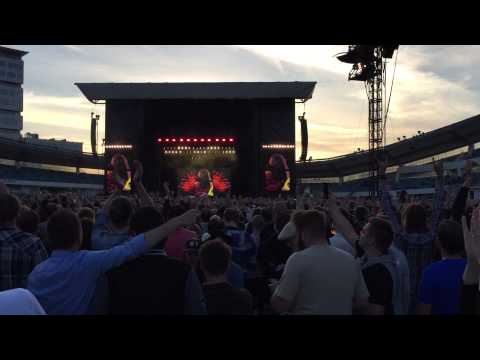 Foo Fighters - Under Pressure - (Dave Grohl With A Broken Leg)