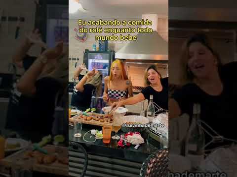 Acabando com a comida da festa🤣 (Ruivinha de Marte)