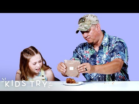 在美國當軍人很酷！？看軍人小孩試吃軍糧的反應吧！(Kids Try MREs with Their Military Parents | Kids Try | HiHo Kids)