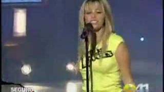 gloria aura performing on seguro que yes tv show