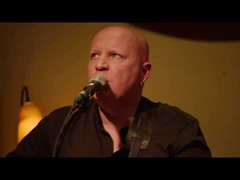 Jeroen Brouwers (schrijft een boek) (Uit "Live & Akoestisch In De Club") - De Mens