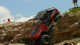 preview picture of video 'JEEP Going over Rock Bluff'