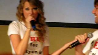 Taylor Swift Gives a War Eagle in Auburn