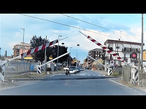 Passaggio a livello Nizza provenendo da Asti treno in transito # railroad crossing # bahnübergang
