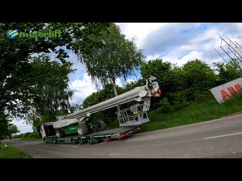 Transport von Arbeitsbühnen XXL mit Scania R 450, Meusburger Tieflader und der Genie SX 150