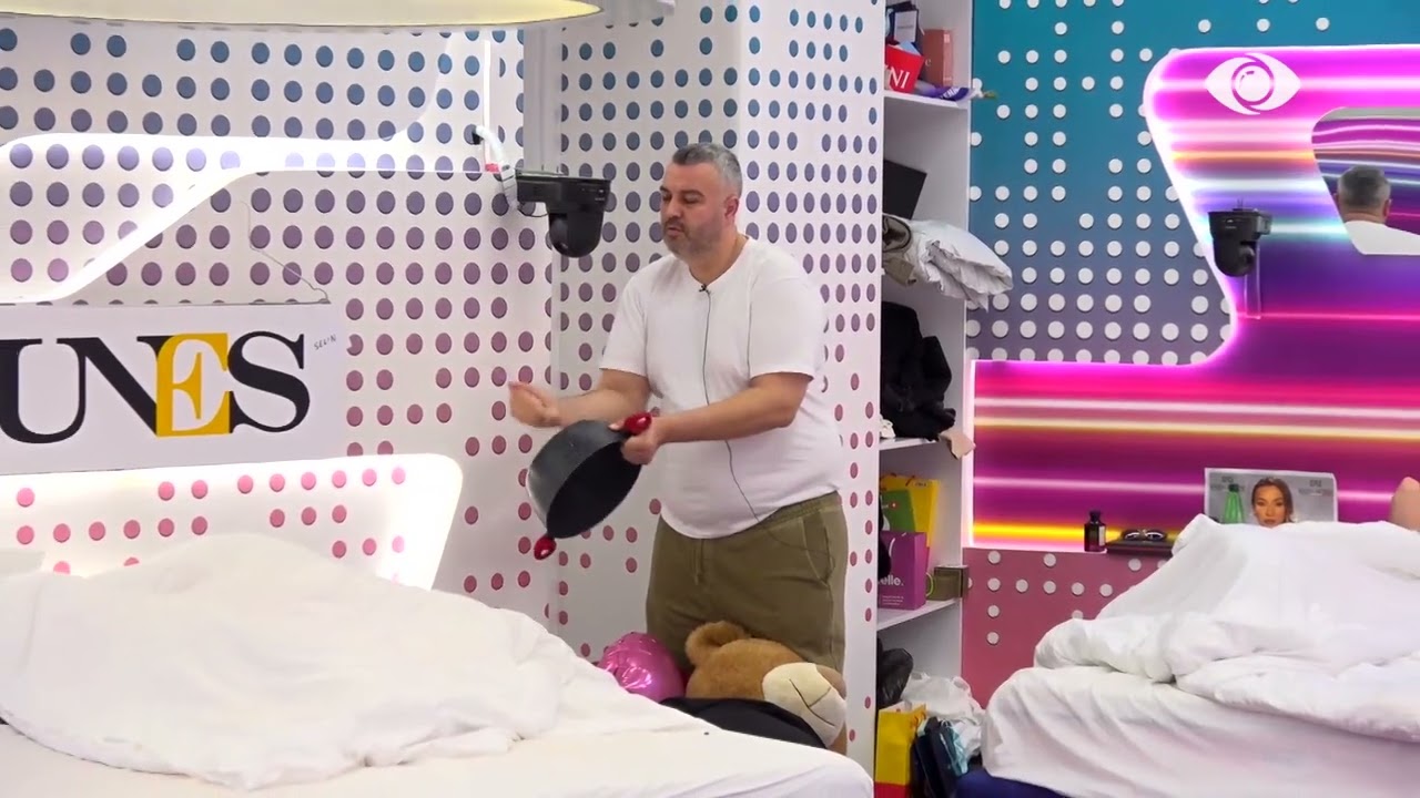 Rogerti i bie tenxheres për të zgjuar Brikenën dhe Gretën, banorët e tjerë duartrokasin