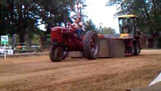 preview picture of video 'Farmall M pulling at Camden, In. 2010'
